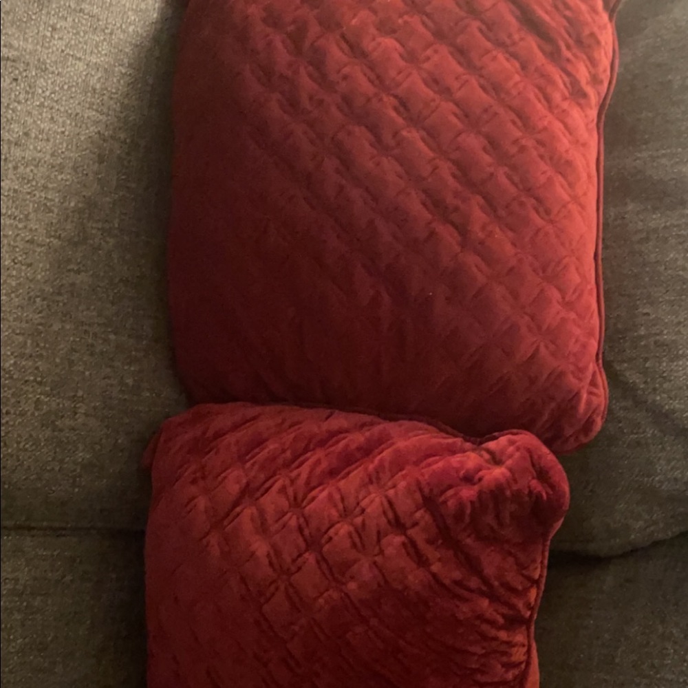 2 red/burgundy like new throw pillows perfect for any decor